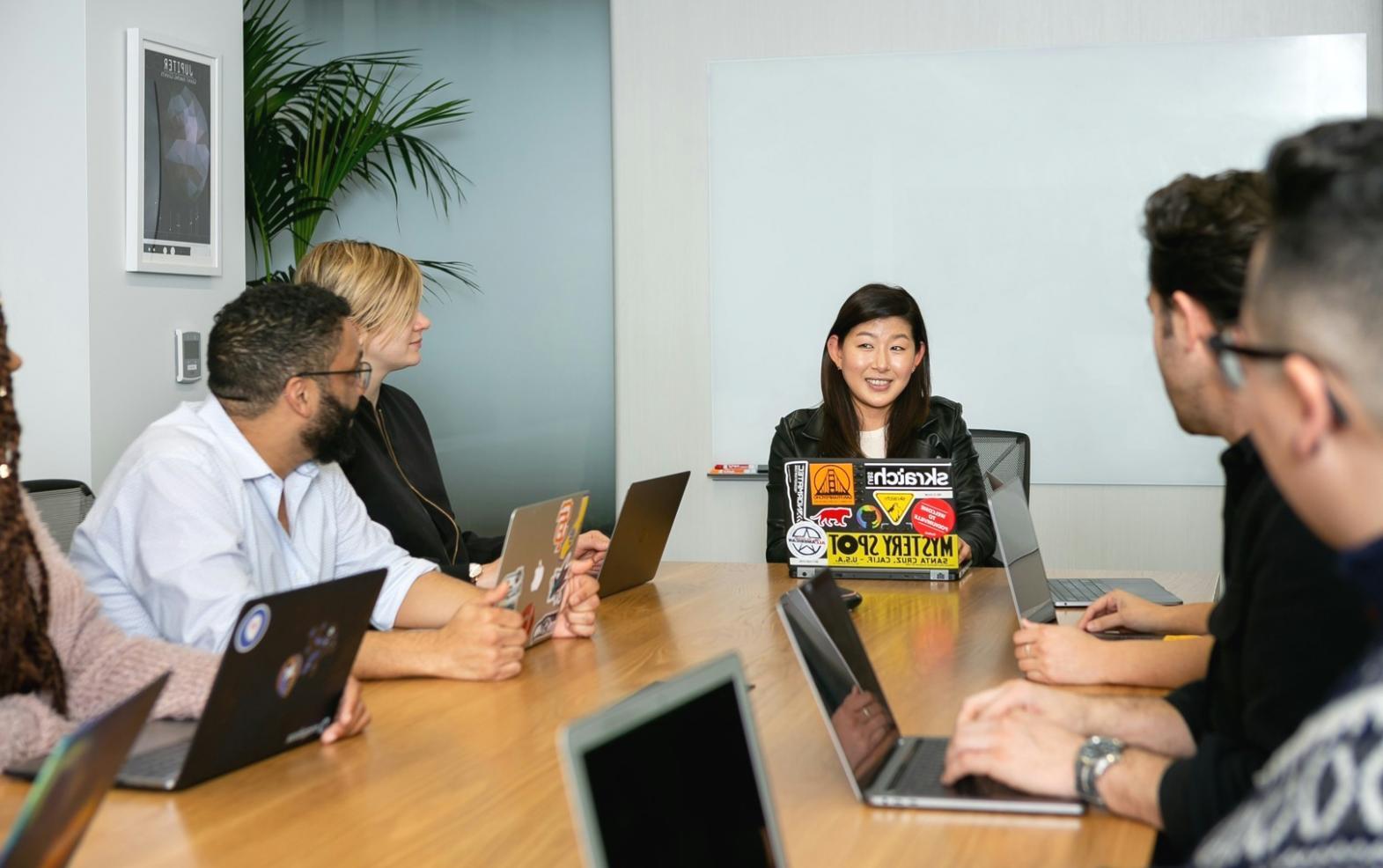 Arbeitsbereich mit Notizen und Recherche-Tools